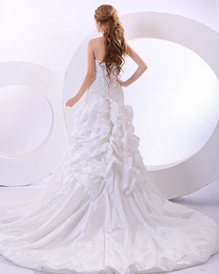 ثياب زفاف ذات ذيل طويل ثياب زفاف